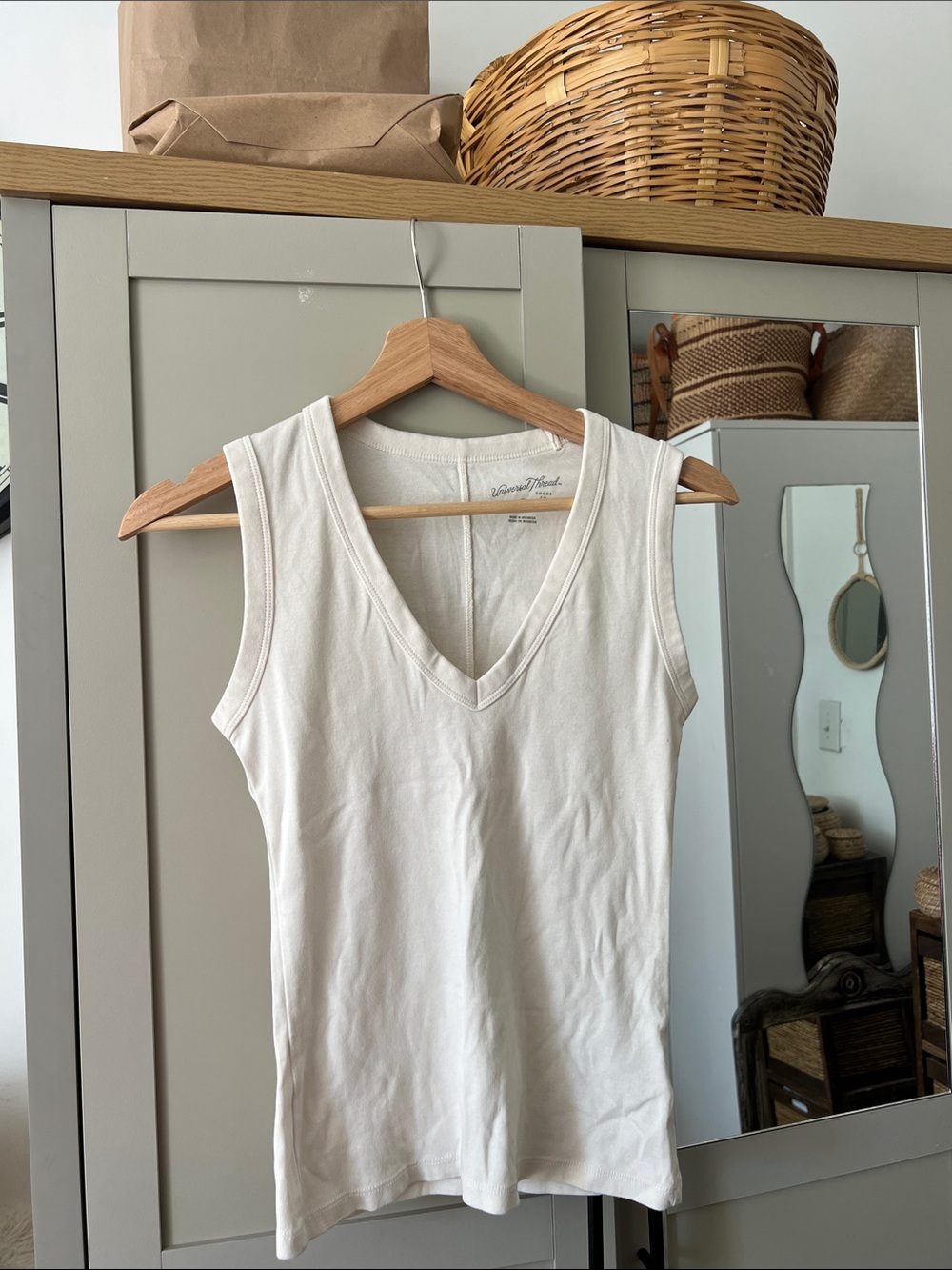 Universal Thread Cream V-Neck Tank Top